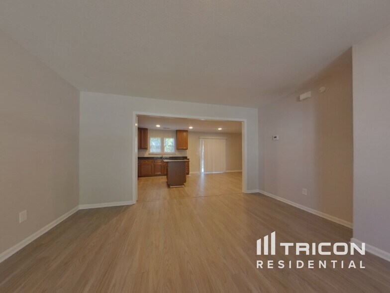 Building Photo - 453 Denman Loop