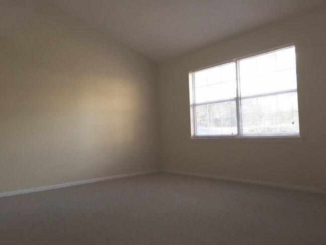 Building Photo - 2 Bed 1.5 Bath two story condo.