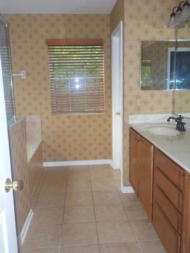 Building Photo - Charming 3 bedroom, 2.5 bath home in Oakle...