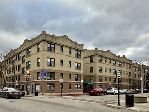 Building Photo - 712 W Brompton Ave