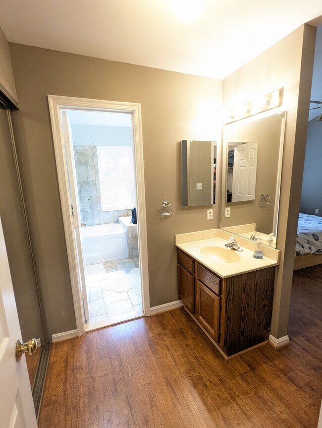 Building Photo - Beautiful 3 level END UNIT townhouse that ...