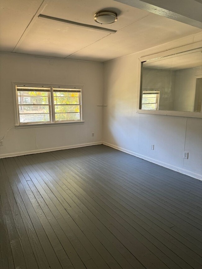 Building Photo - 3 bedroom 1 bath house with a large back yard! Available August 2026