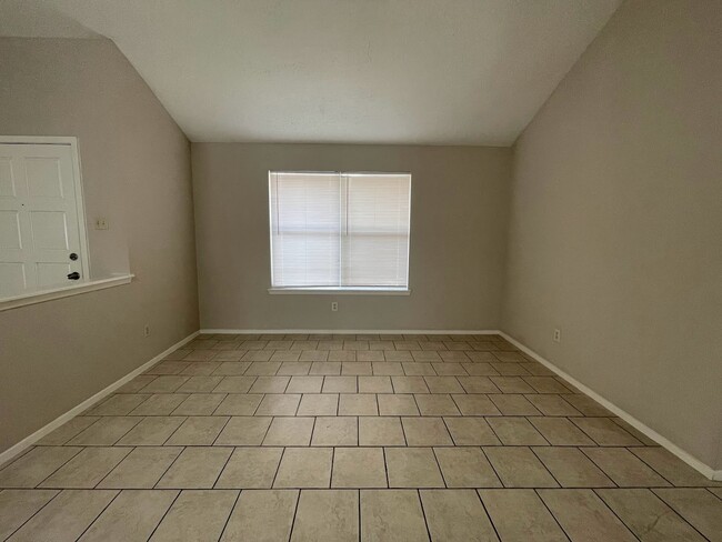 Building Photo - 2126 Collingsfield Dr