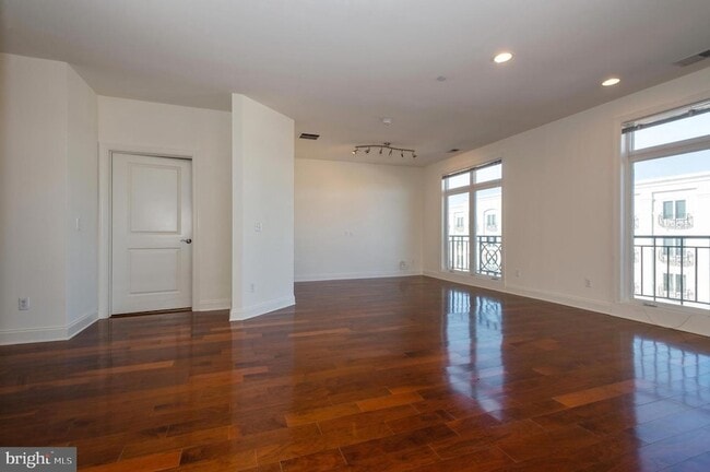 Building Photo - 2 N Commerce Square