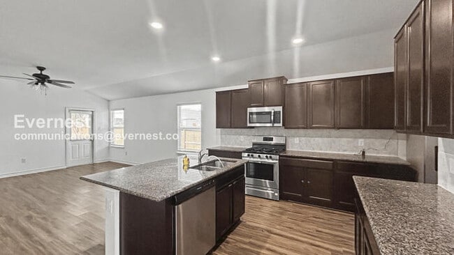 Building Photo - PROMO: Get 50% off the first month’s rent when you sign the lease today! / 3 Bed/2 Bath Home with...