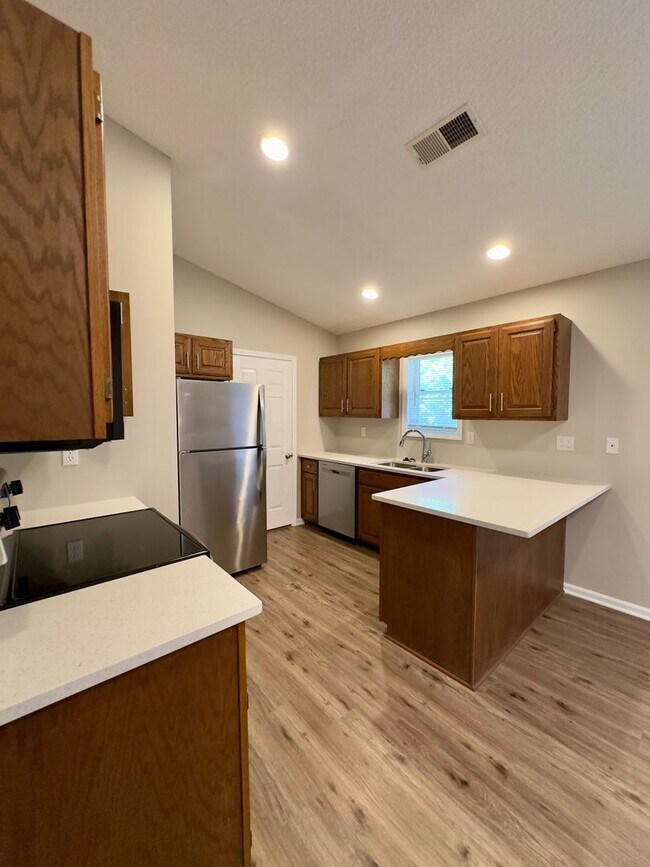 Building Photo - 527-690-692-IO