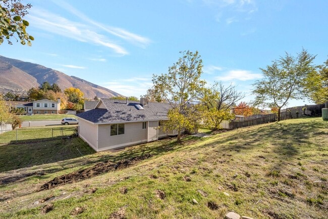 Building Photo - Spacious Sandy Rambler w 2 car attached