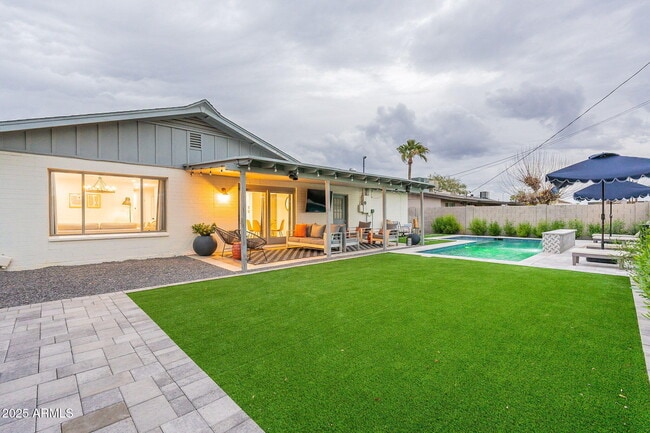 Building Photo - 8725 E Palo Verde Dr