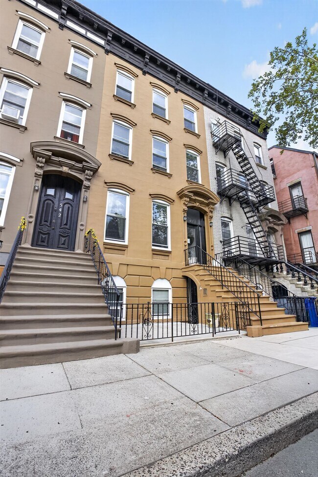 Building Photo - 540 Bramhall Ave
