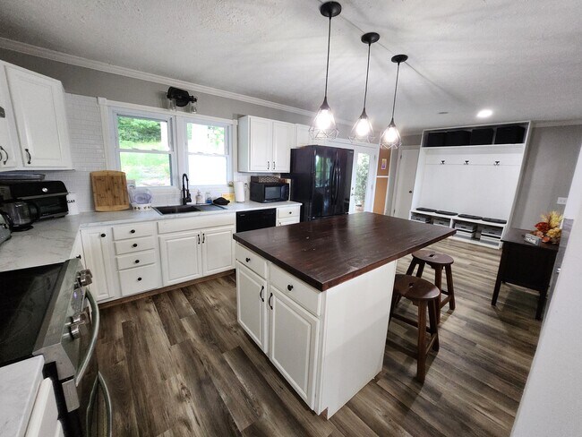 Building Photo - 640 Fairview Heights