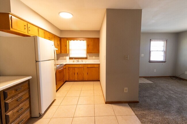 Building Photo - 2800 Fairhaven Dr