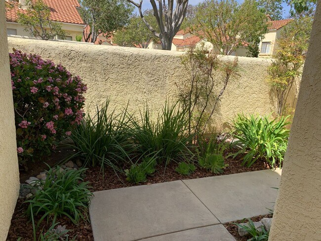 Building Photo - Light & Bright Mission Ridge Condo