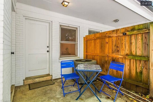 Building Photo - HALF OFF first month's rent - 2 bedroom/1.5 bathroom townhome in Ardmore