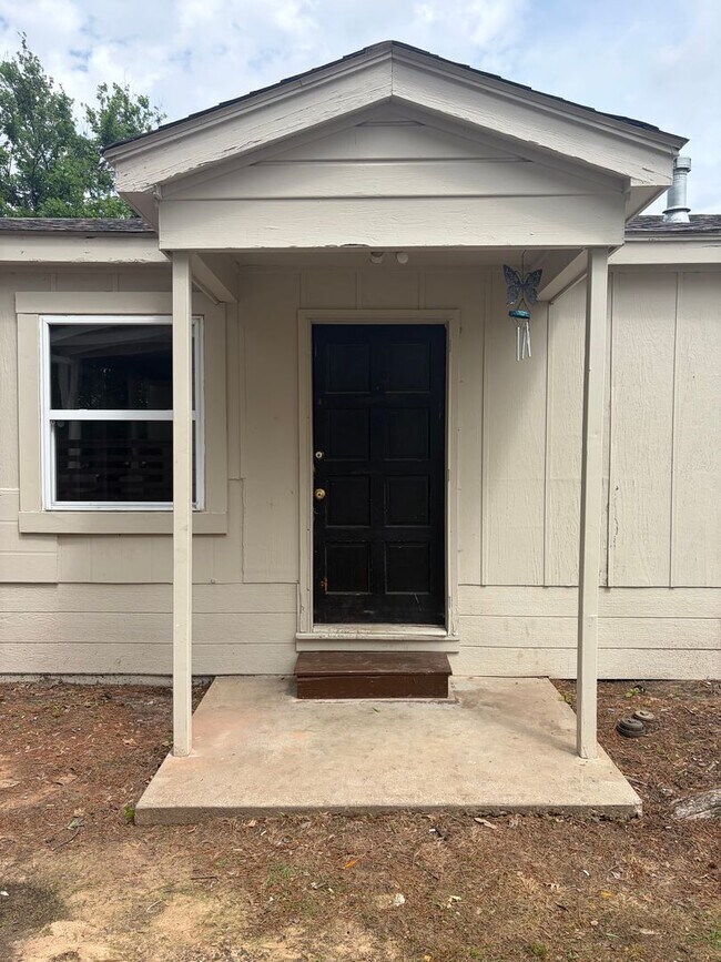 Building Photo - 2 BEDROOM 1 BATH HOUSE, WITH CENTRAL HEAT & AIR, ALL ELECTRIC, FENCED YARD. APPLICATION AND PET F...