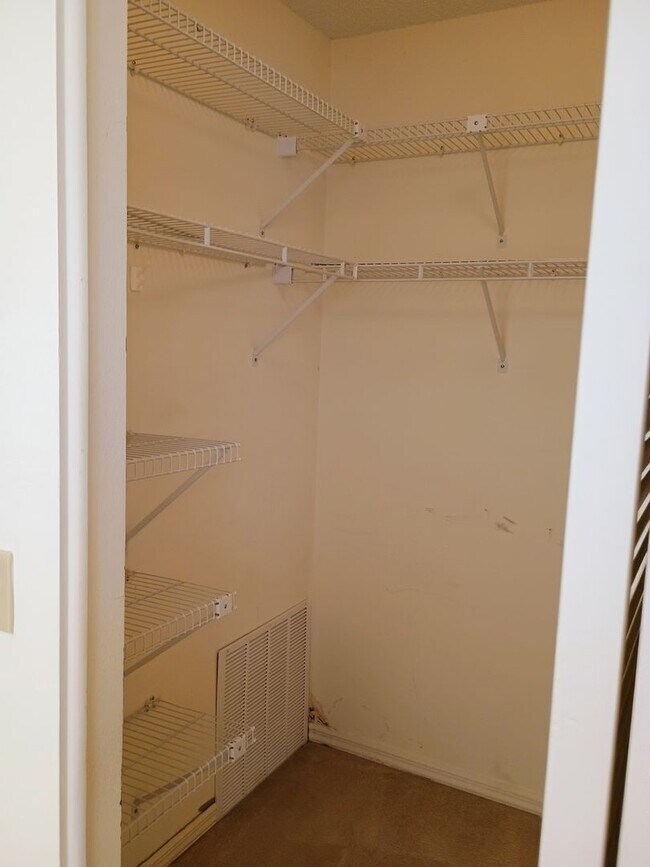 Building Photo - 2 bedroom 2 bathroom Large House for rent ...