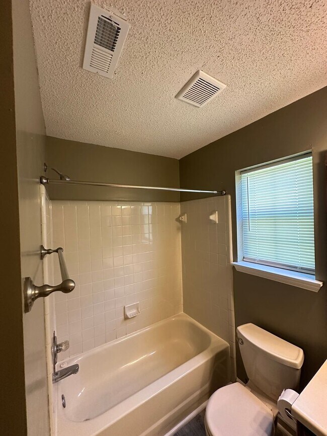 Building Photo - Charming 3 bedroom 2 bath ranch home on a ...