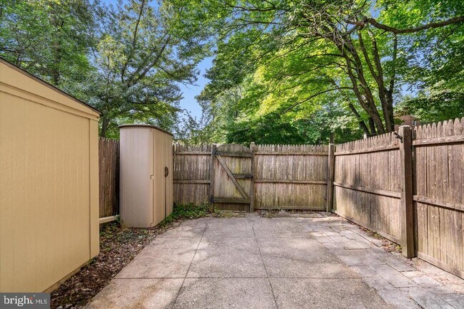 Building Photo - 8123 Kingsway Ct