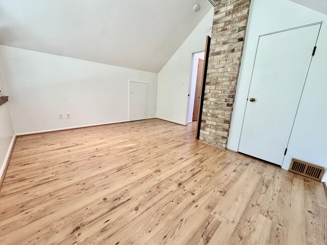Building Photo - Mid-Century Gem near Meadowbrook Park!