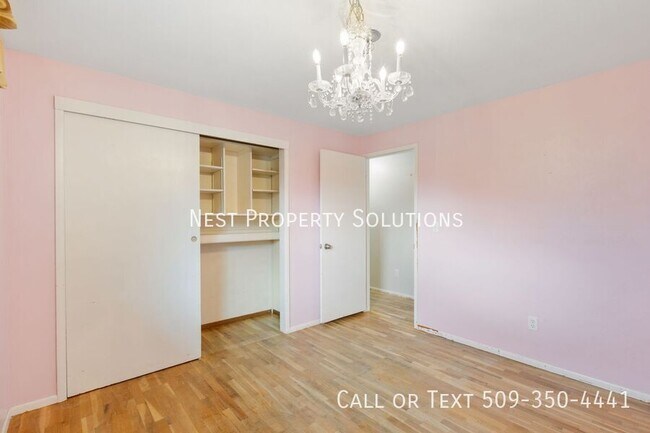 Building Photo - 603 N Crestview Dr