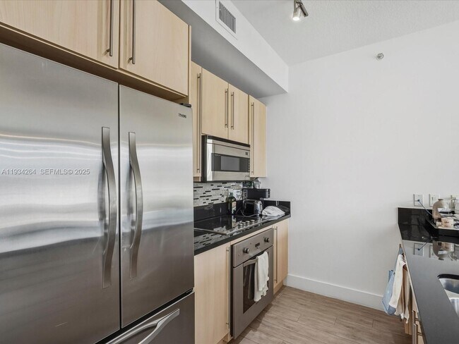 Building Photo - 1111 SW 1st Ave