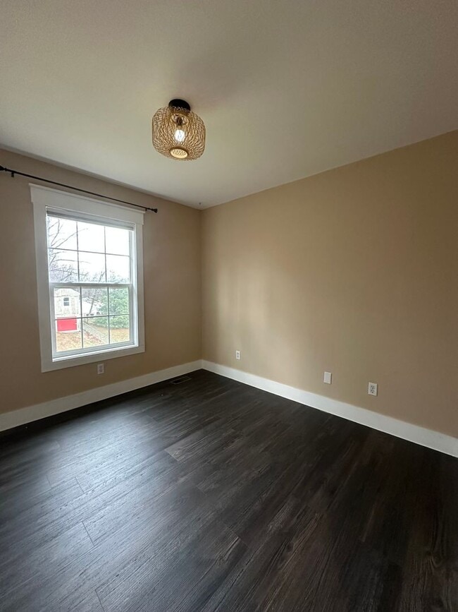 Building Photo - 4 Bedroom/3 Bathroom House in Piney Flats, TN