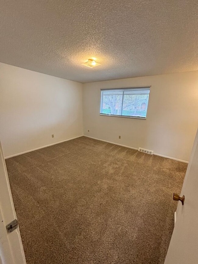 Building Photo - Updated 2 bd/3ba Townhome in Lakewood