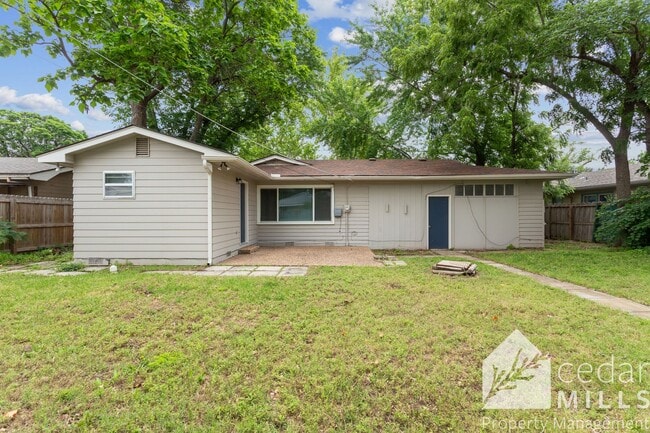 Building Photo - Very Large 3 Bedroom Home, All One Level!