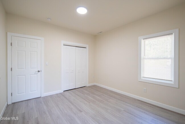 Building Photo - 489 Grooms Rd