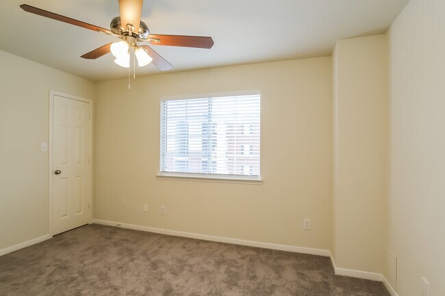 Building Photo - 519 Holly Crest Dr