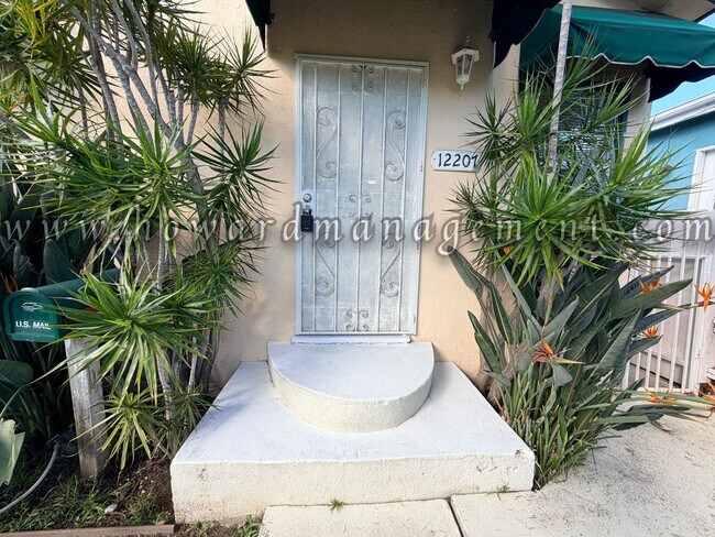 Building Photo - Cozy Single Family Home, Private Yard, Parking in Coveted West Side