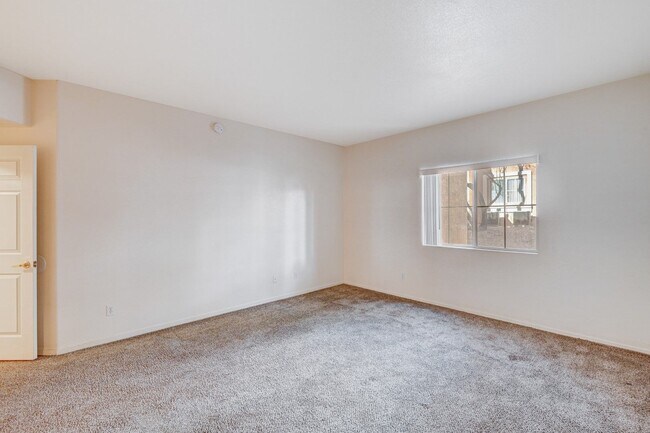 Building Photo - Beautifully Designed 2 Bedroom Condo in North Summerlin!
