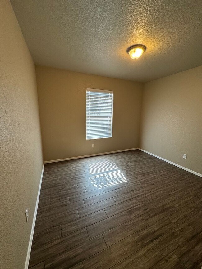 Building Photo - *$500 off first months rent?Beautiful 3 Be...