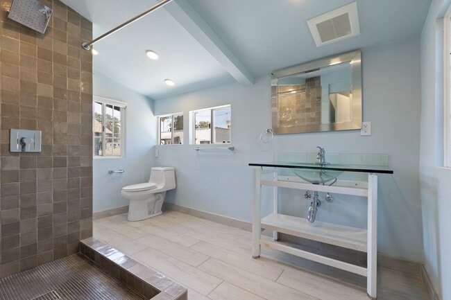 Building Photo - This spacious 1 bedroom, 1 bathroom apartm...