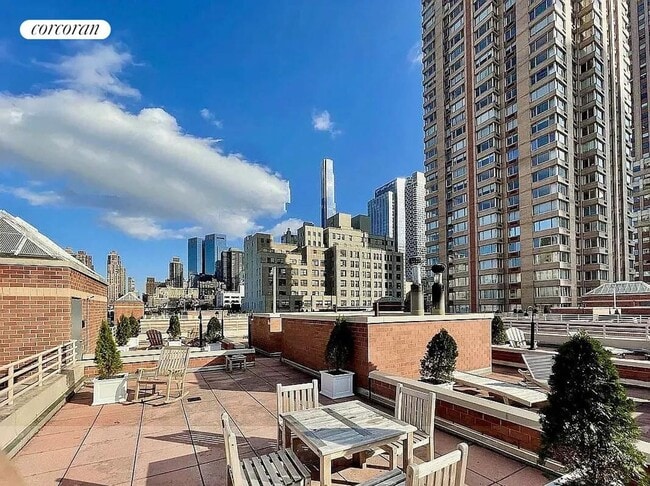 Building Photo - 350 W 50th St
