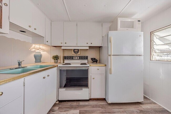 Building Photo - 14556 Glenview Dr