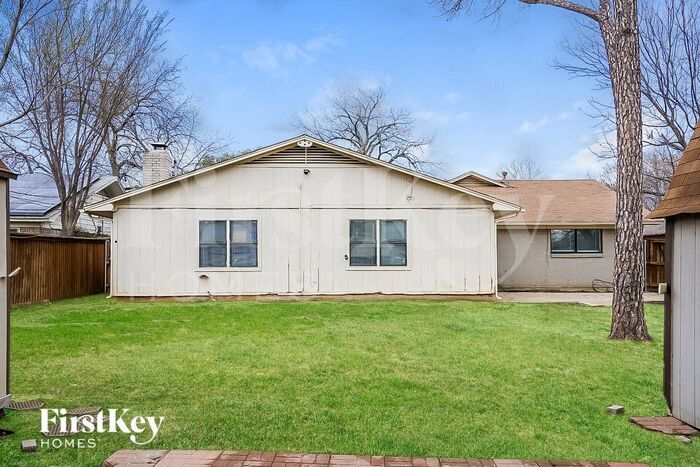 Building Photo - 745 Oakwood Ave