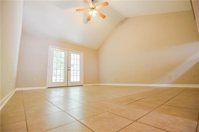 Building Photo - Duplex Available in August!