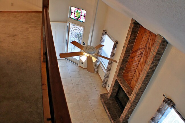 Building Photo - Charming Home Move-in-Ready