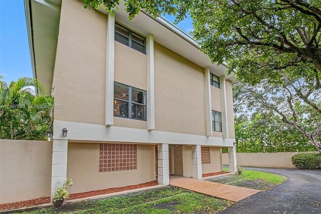 Building Photo - 2000 Brickell Ave