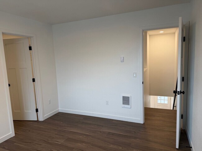 Building Photo - Brand new 3 bedroom 3 full bath townhouse in Thurston! MOVE IN SPECIAL!