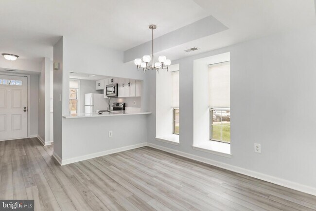 Building Photo - 2403 S Walter Reed Dr
