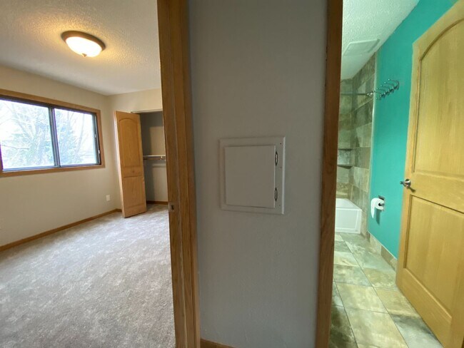Building Photo - 4 Bedroom Townhome by Moorhead High School!