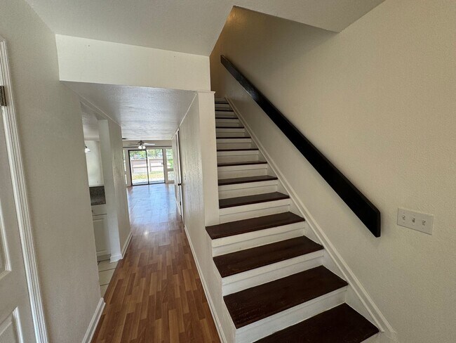 Building Photo - Lovely 2 Bedroom, 1.5 Bathroom Home in Orlando! Minutes from Top Attractions!! (Water Included!)