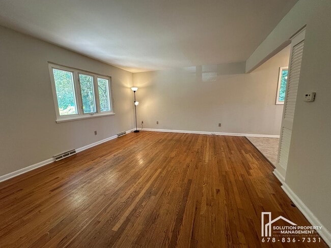 Building Photo - 1323 Hilton Dr