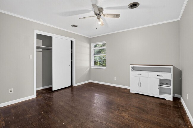 Building Photo - 3705 Crestview Pl