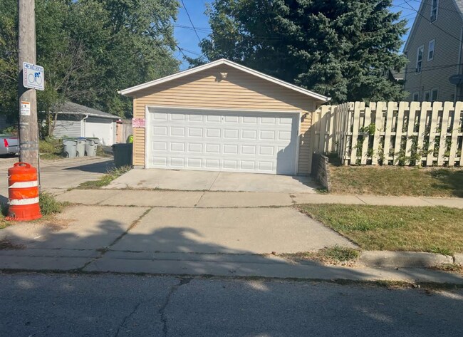 Building Photo - Bartlett Lower