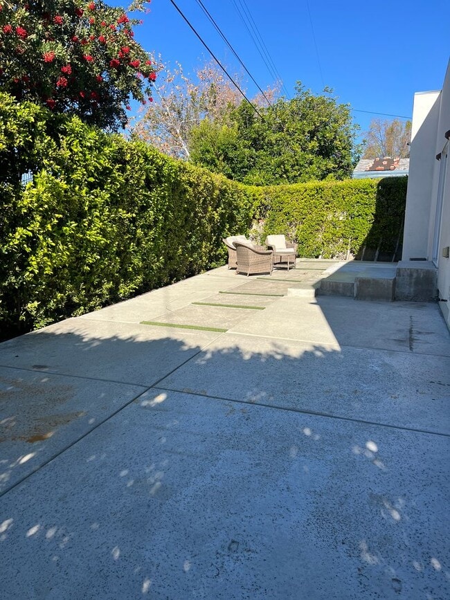 Building Photo - 2 Bedroom Modern Luxury, Valley Village