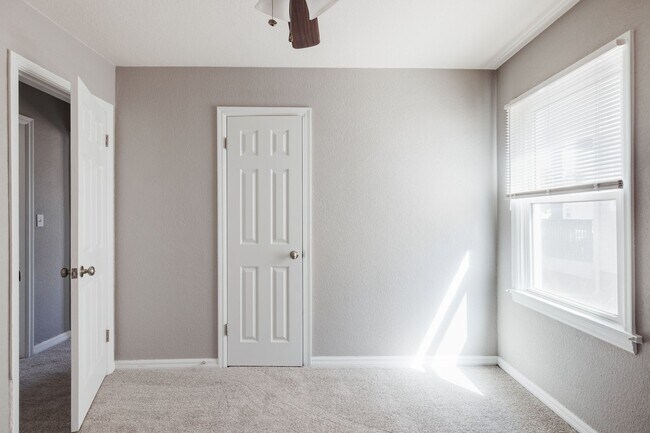 Building Photo - $0 DEPOSIT OPTION. 3BED/1BATH WITH ONE CAR...