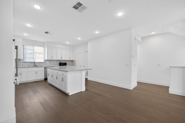 Building Photo - 392 Line St