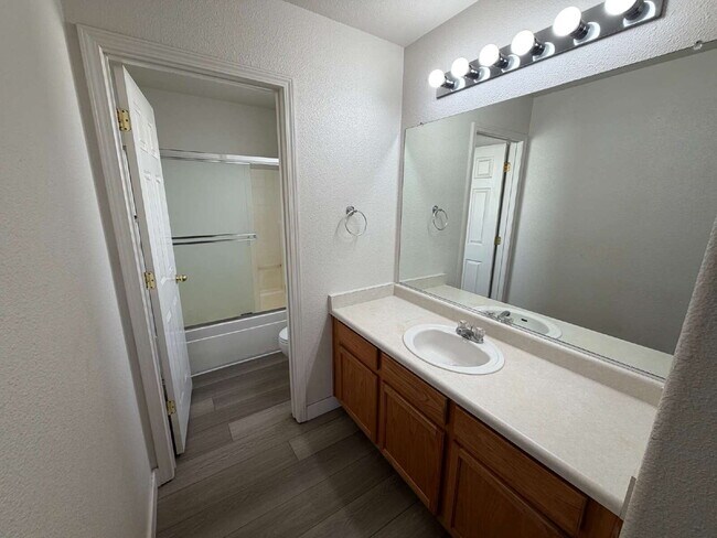Building Photo - 3 Bedroom 2.5 Bathroom Home in Northwest Reno!